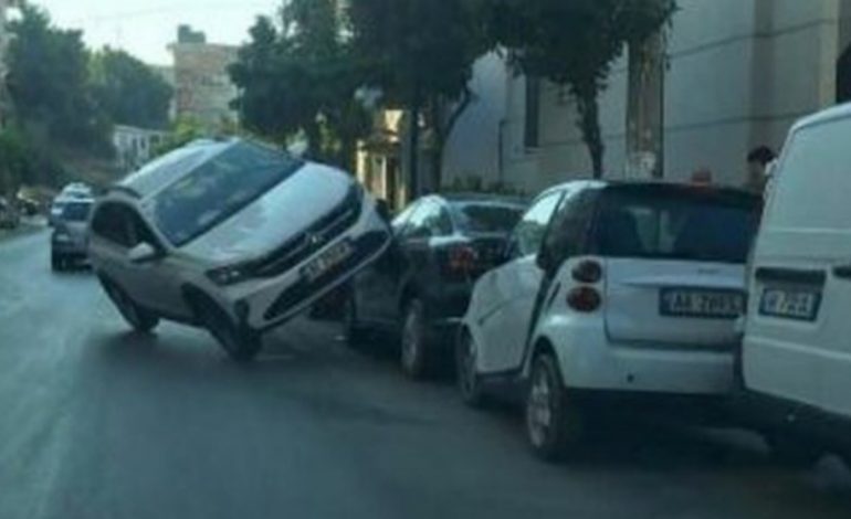 AKSIDENT I FRIKSHËM NË SARANDË/ Makina përfundon në xhamat e një automjeti të parkuar