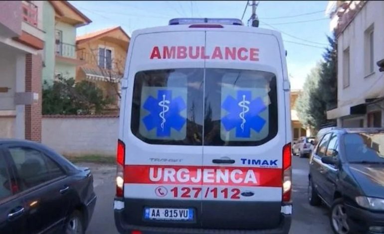 E RËNDË NË GJIROKASTËR/ 4 të plagosur pas përplasjes së makinave, një nga mjetet drejtohej nga një 17-vjeçar
