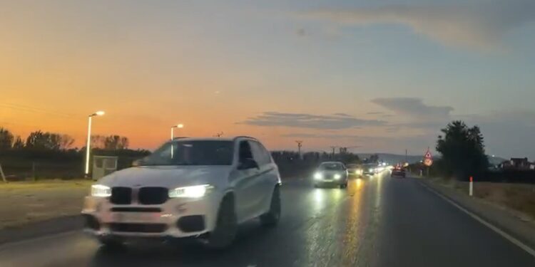 TRAFIK I RËNDUAR NË AKSIN LEZHË-MILOT/ Radhë kilometrike pas kthimit nga bregdeti