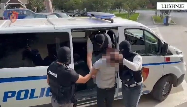 I ÇONTE MESAZHE SEKSUALE 13-VJEÇARES/ Arrestohet mësuesi në Lushnjë