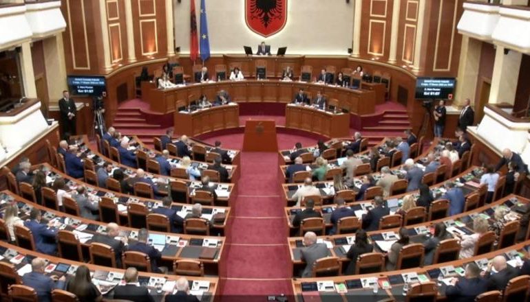 PAGAT E MAGJISTRATËVE/ Bylykbashi prezanton draftin e PS: Rritje sa 2% e pagës së Presidentit