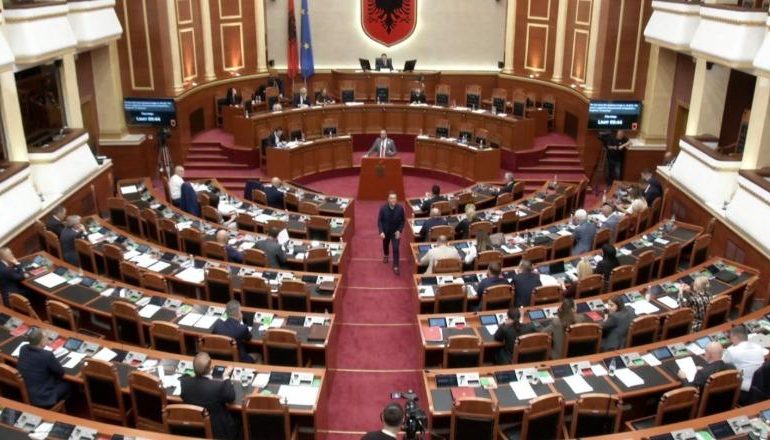 KUVEND/ Diskutime për pagat e magjistratëve! PS propozon rritje sa 2% e pagës së Presidentit