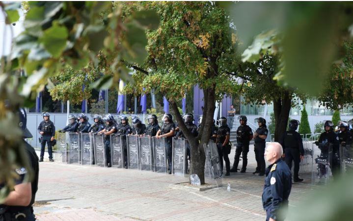 FOTOLAJM/ Protestuesit thyejnë xhamat e ndërtesës së Qeverisë së Kosovës pas vendimit ndaj ish-eprorëve të UÇK-së