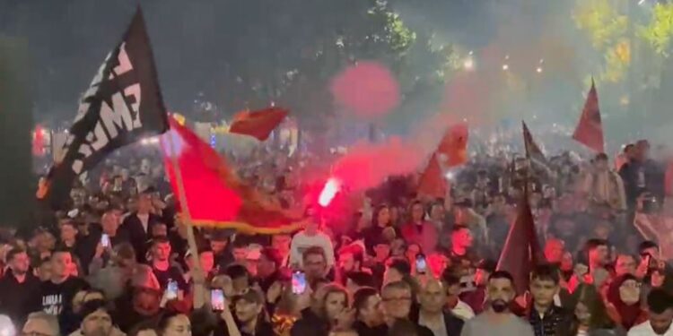PROTESTA KUNDËR VENDIMIT TË HAGËS/ Qytetarët dhe familjarët e të dënuarve mbushin sheshin “Skënderbeu”
