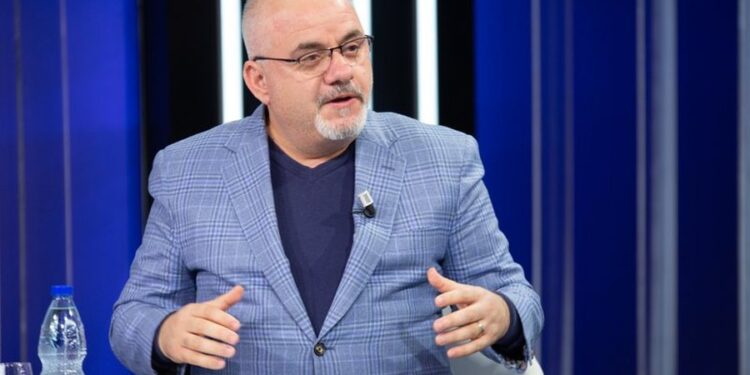 ARRESTIMI I AGASIT/ Gazetari Hoxha ngre dyshime: Ishte dorëzim i kontrolluar, iu hoq imuniteti pasi u kthye në rrezik për pushtetin