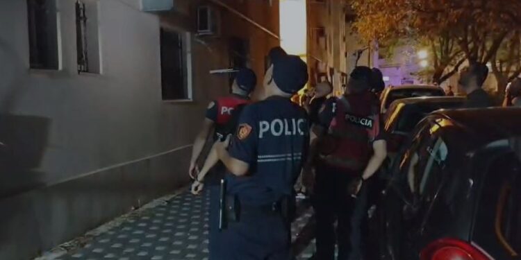 SHPËRTHIMI ME TRITOL NË SHKODËT  Detajet  Autori i maskuar si shpërndarës picash