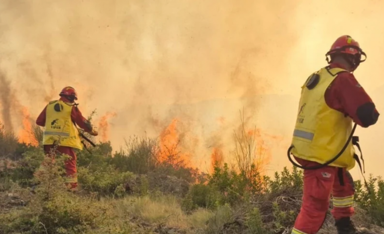 ZJARRET NË VEND/ 12 vatra ende aktive, flakët përfshijnë disa qarqe, qindra forca dhe 4 helikopterë në terren
