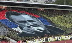 SKANDAL NË SERBI/ Nderohet Ratko Mladic para Partizani Beogradit-Crvena Zvezda, mbahet një minutë heshtje