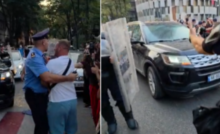 TENSIONE JASHTË KUVENDIT/ Hidhen vezë drejt deputetëve, shoqërohet në polici Adriatik Lapaj dhe…