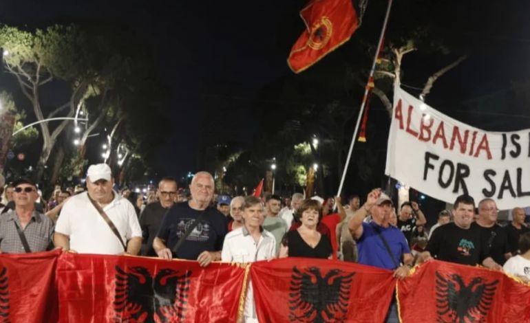 “NUK PËRFAQËSOHEMI NGA…”/ Qytetarët paralajmërojnë ligjvënësit: Të martën na keni tek Kuvendi me vezë e domate