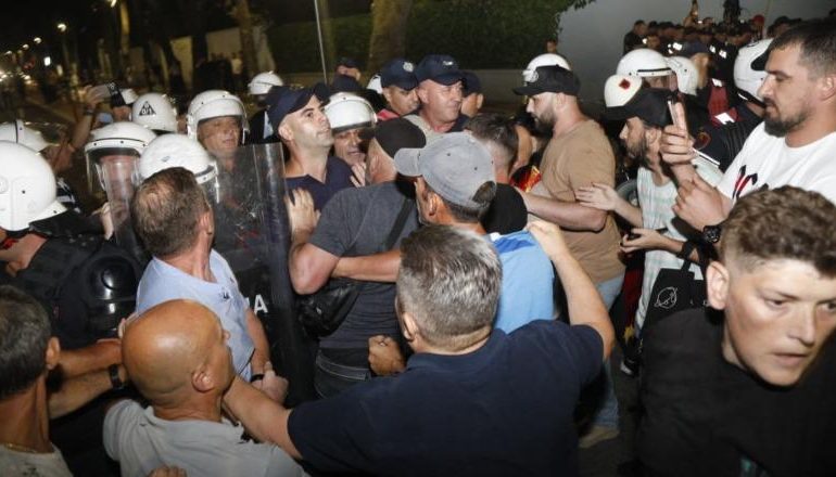 PËRPLASJET GJATË PROTESTËS/ 14 të arrestuar, policia: Bllokuan hyrje-daljet e Kryeministrisë (EMRAT)