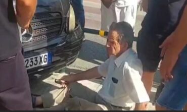 AKSIDENT I FRIKSHËM NË BERAT/ Po prisnin të hapej semafori, furgoni merr para çiftin e të moshuarve… (EMRAT)