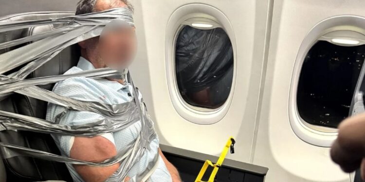 TMERR NË AJËR! Ndodh edhe kjo, pasagjeri lidhet me ngjitës dhe zinxhirë në avion, zbulohet shkaku