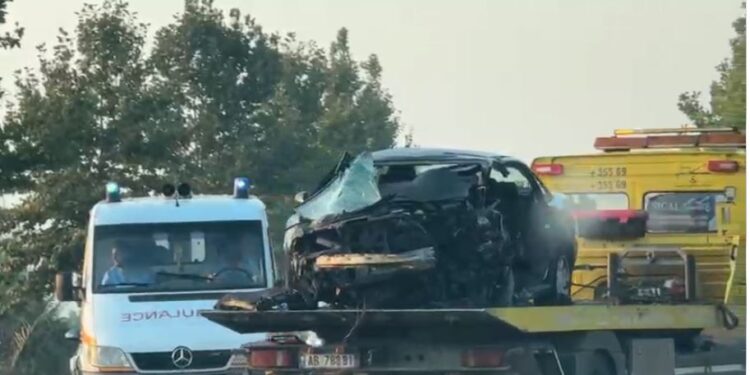 TRAGJIKE/ Audi përplaset ‘kokë më kokë’ me Benzin në Levan, humb jetën një person, 5 të plagosur
