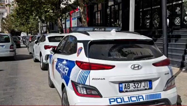 AKSIDENT ZINXHIR NË AUTOSTRADËN DURRËS-TIRANË/ 45-vjeçari përplaset me kamionin dhe humb jetën! Përfshihen edhe 3 makina të tjera (EMRI)