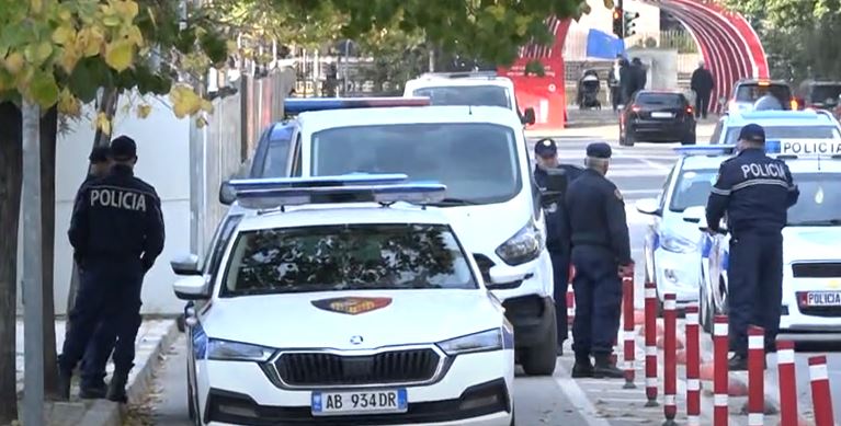 GRABITËN DY BIZNESE NË BERAT/ Autorët “thyejnë” kasafortat me rreth 200 milionë lekë