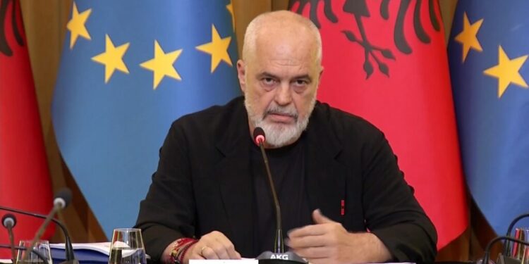 VITI I RI SHKOLLOR/ Rama uron nxënësit dhe mësuesit: Shkolla me standarde të reja infrastrukturore