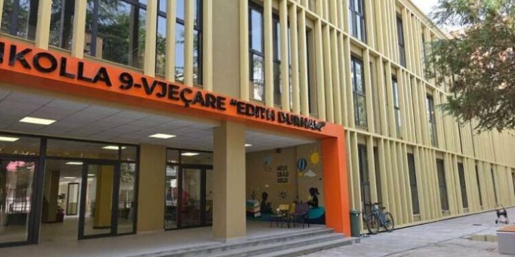 “KA BOMBË NË SHKOLLË”/ Telefonata alarmon Tiranën, Antiterrori prangos autorin pas kontrolleve