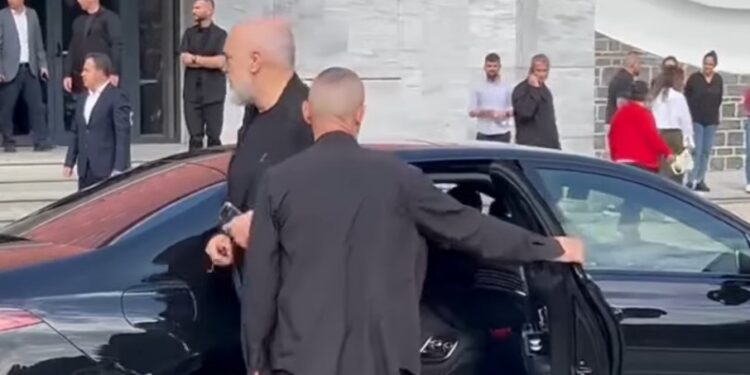 FOTOLAJM/ Kryeministri Rama mbërrin në Korçë për takimin mbi Reformën Territoriale, e shoqëron djali i tij, Gregu