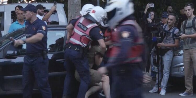 TENSIONE NË PROTESTËN TE KUVENDI/ Përplasje me policinë afër selisë së PD-së! 10 të shoqëruar për sulm ndaj efektivëve, disa prej tyre arrestohen!