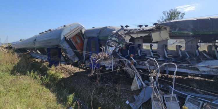 AKSIDENT I RËNDË NË POLONI/ Treni përplaset me betonieren, një i vdekur dhe 20 të plagosur