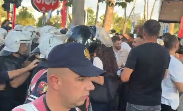 “PËRPLASJA” PARA KRYEMINISTRISË/ Protestuesit përballen me policinë ndërsa Rama pret von der Leyen