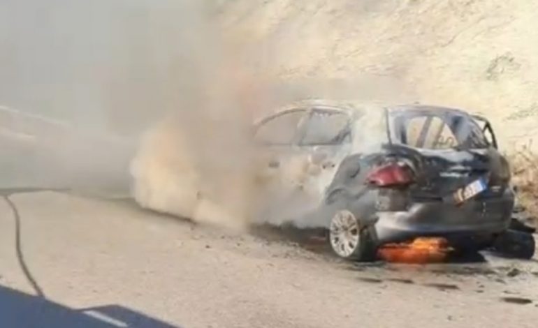 U PËRFSHI NGA FLAKËT/ Shkrumbohet “Toyota Auris në Gjirokastër