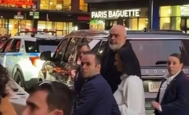 U PËRGJIGJET ATYRE QË E SULMUAN ME VEZË NË NEW YORK/ Rama: Pulat histerike ta mbajnë vath në vesh se…
