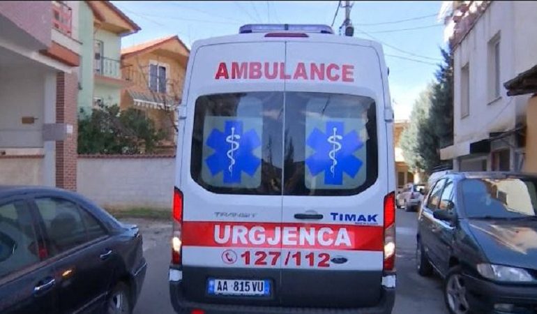 E RËNDË NË PËRMET/ 40-vjeçarja hidhet nga kati i gjashtë i pallatit, humb jetën