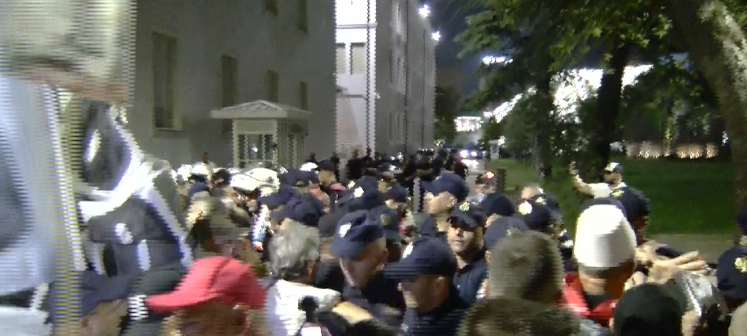 TENSIONE PARA KRYEMINISTRISË/ Policia përplaset me protestuesit, tenton t’i largojë duke i shtyrë