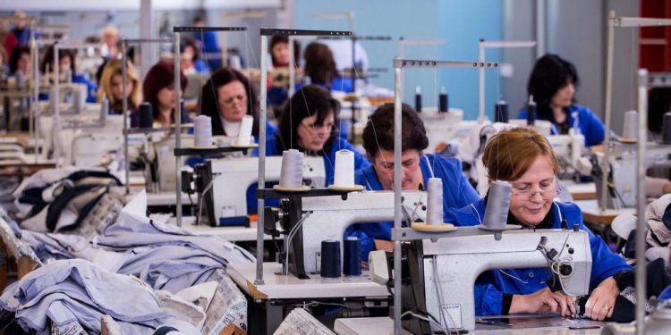 GJYSMA E GRAVE JASHTË TREGUT TË PUNËS/ Raporti i INSTAT: Hendeku gjinor rezulton në 13.3%
