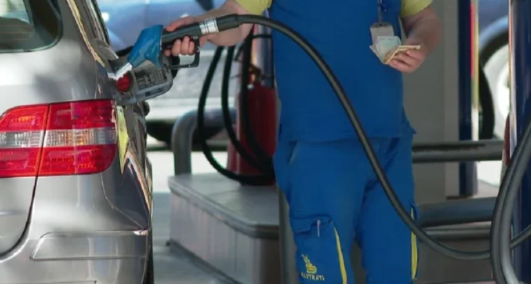 NAFTA ARRIN NË NIVEL REKORD/ Çmimi shkon në 229 lekë për litër, benzina 219 lekë! A rrezikohet furnizimi në Shqipëri?