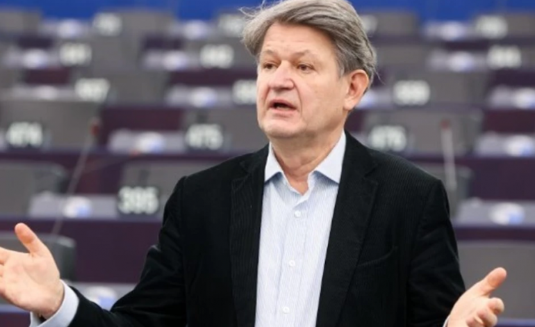 “U KALUA VIJA E KUQE”/ Nderimet për Ratko Mlladiq, eurodeputeti austriak kërkon ngrirjen e negociatave dhe fondeve për Serbinë