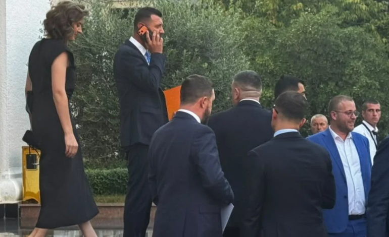 MBYLLET SEANCA/ Deputetët largohen nga Parlamenti, protestuesit gjuajnë me vezë efektivët e policisë