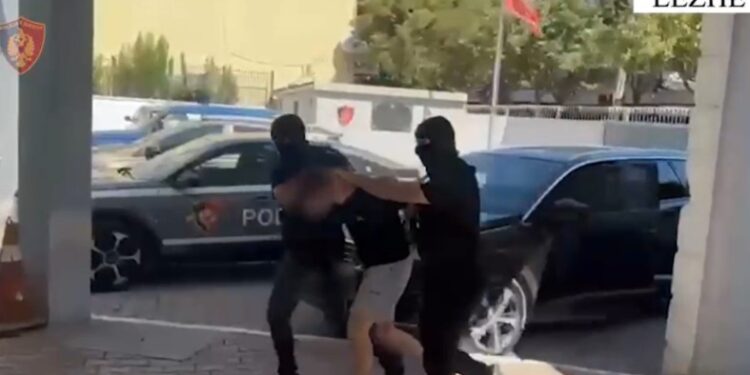 E PËSOJNË KEQ/ Shpërndanin kokainë me makinë në qytetin e Laçit, “Destinacioni” prangos 2 të rinjtë nga Tirana dhe Laçi