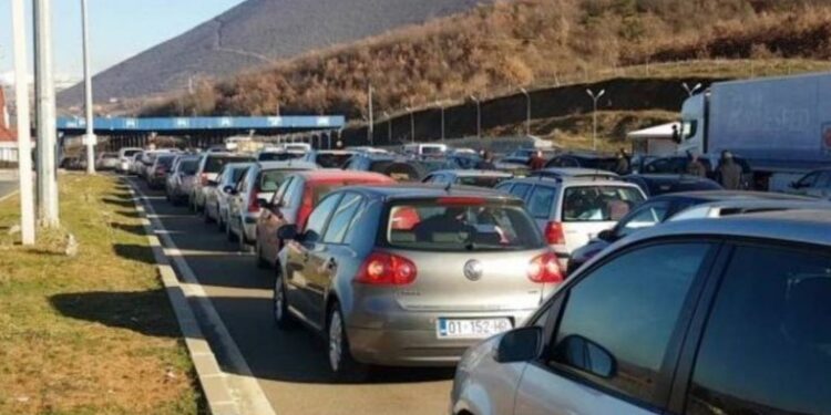 FLUKS UDHËTARËSH NGA KOSOVA NË SHQIPËRI/ Nga 30 shtatori rikthehen kontrollet kufitare