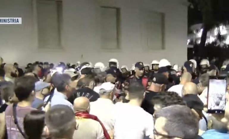 TENSIONET PARA KRYEMINISTRISË/ Qytetarët rezistencë: Arrestoni Ramën! Hidhet ujë në drejtim të protestuesve