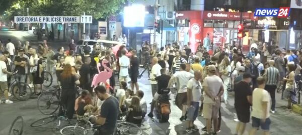  LIRONI ÇUNAT    Protestuesit bllokojnë aksin para Drejtorisë së Policisë  vendosin një kosh mbeturinash dhe 