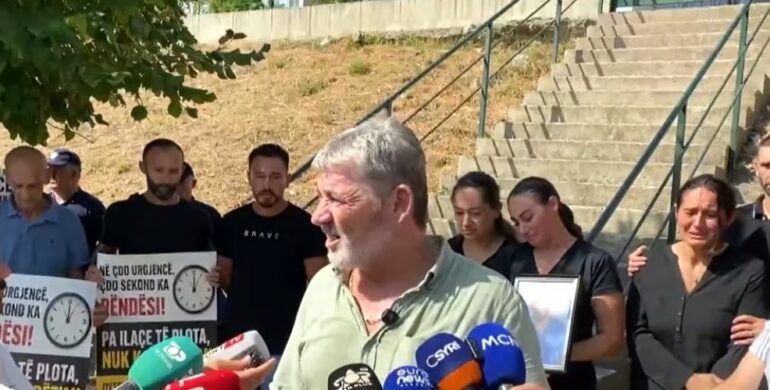 TRAGJEDIA ME DY VIKTIMA NË VAUN E DEJËS/ Banorët në protestë te qendra shëndetësore: S’ka ambulancë e as mjekë