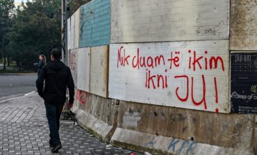 FOTOLAJM/ “Ky është fundi”, të rinjtë mesazhe për politikën: Nuk duam të ikim, ikni ju!