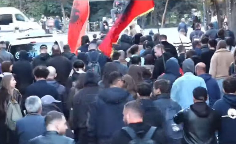 PROTESTA/ Studentët nisin marshimin nga Rruga e Durrësit drejt Kryeministrisë