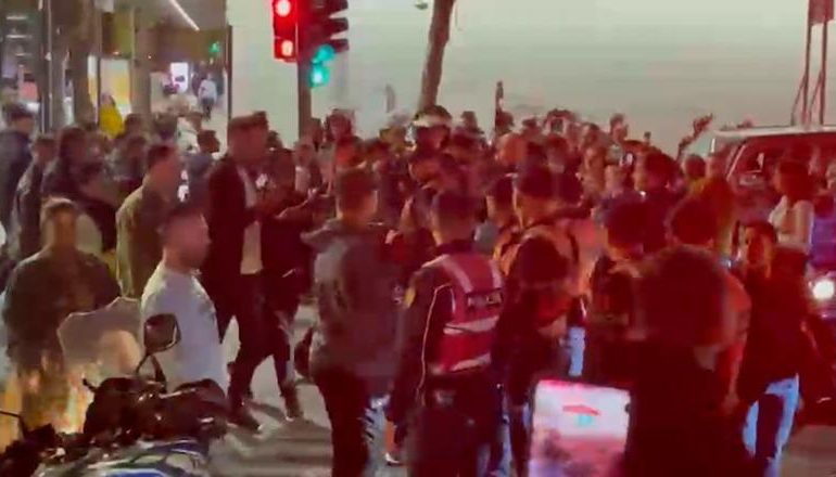 PROTESTA/ Po marshonin drejt Policisë së Tiranës, protestuesit përplasen me ‘Shqiponjat’ në rrugët e kryeqytetit