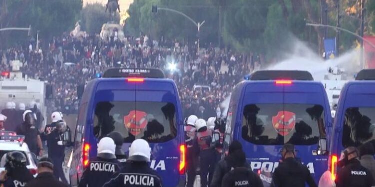 PROTESTA DEL JASHTË KONTROLLIT/ Policia mësyn me furgonë drejt protestuesve. Protestuesi humb ndjenjat, efektivi i jep ndihmën e parë