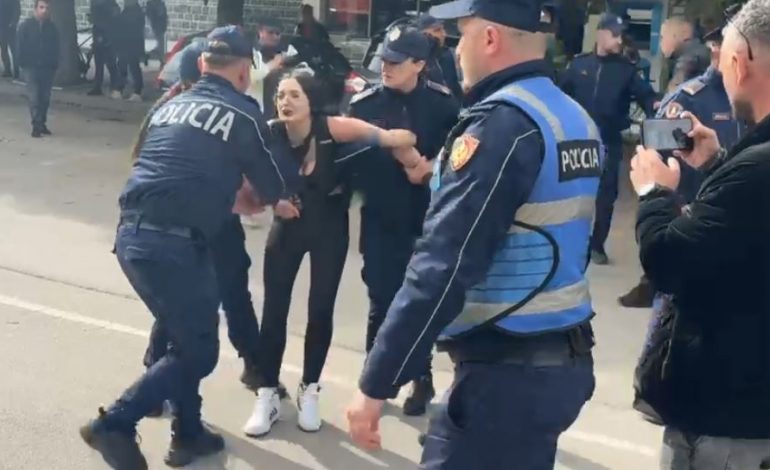 SHOQËRIME NGA PROTESTA NË KORÇË/ Dhjetëra të ndaluar, policia nuk kursen as minorenët