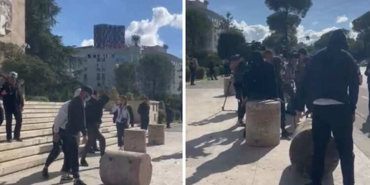 FOTOLAJM/ Pedagogët refuzojnë sërish ftesën e Ramës, rrokullisin në bulevard stolat prej guri