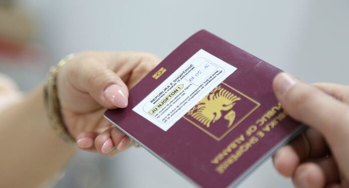 NDRYSHOJNË RREGULLAT PËR KARTAT E IDENTITETIT/ Si do të shpërndahen dokumentet dhe çfarë ndodh me ato që nuk tërhiqen