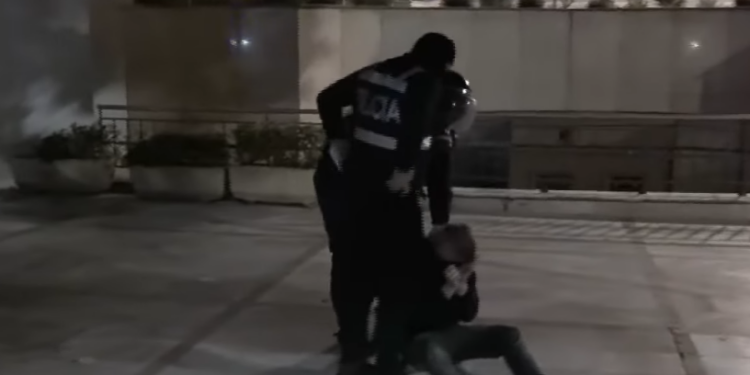 TENSIONET NË PROTESTË/ Policia ndërhyn në oborrin e Kishës Ortodokse në Tiranë: Shoqërohen disa protestues