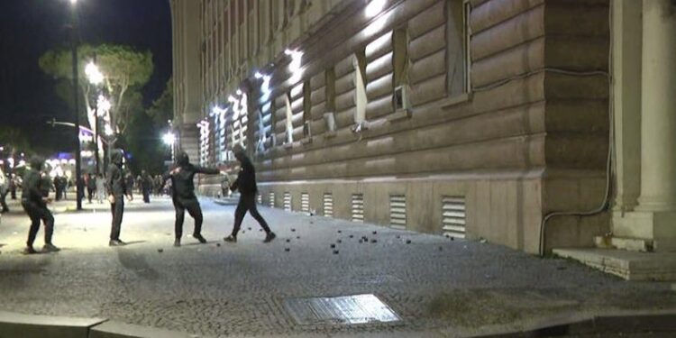 TENSIONE NË BULEVARD/ Protestuesit thyejnë xhamat e Kryesisë së Kuvendit