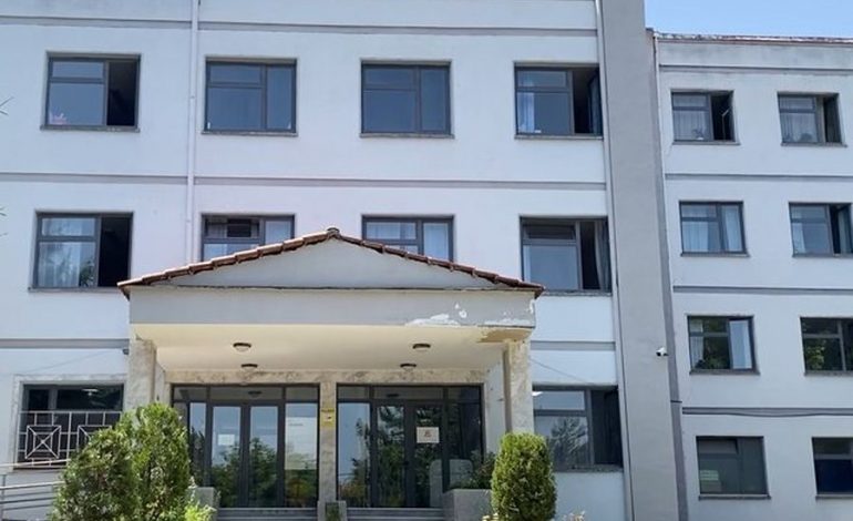 ALARM NË NJË KOPHT NË KORÇË/ 6 fëmijë përfundojnë në Pediatri, dyshohet helmim nga ushqimi