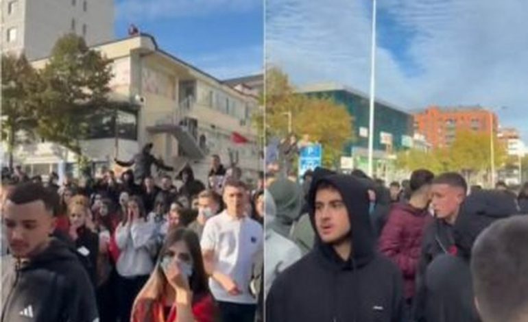 “PAS FLAMURIT TË GJITHË”/ Gjimnazistët e Kamzës dalin sërish në protestë: Revolucion